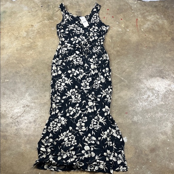 Vintage Old Navy Black and Cream Floral Maxi Dress with side slits NWT
SIZE: 10 - Picture 1 of 6